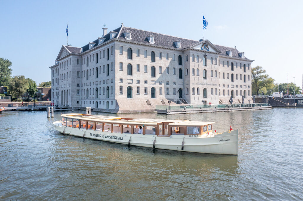 saloon boat amsterdam