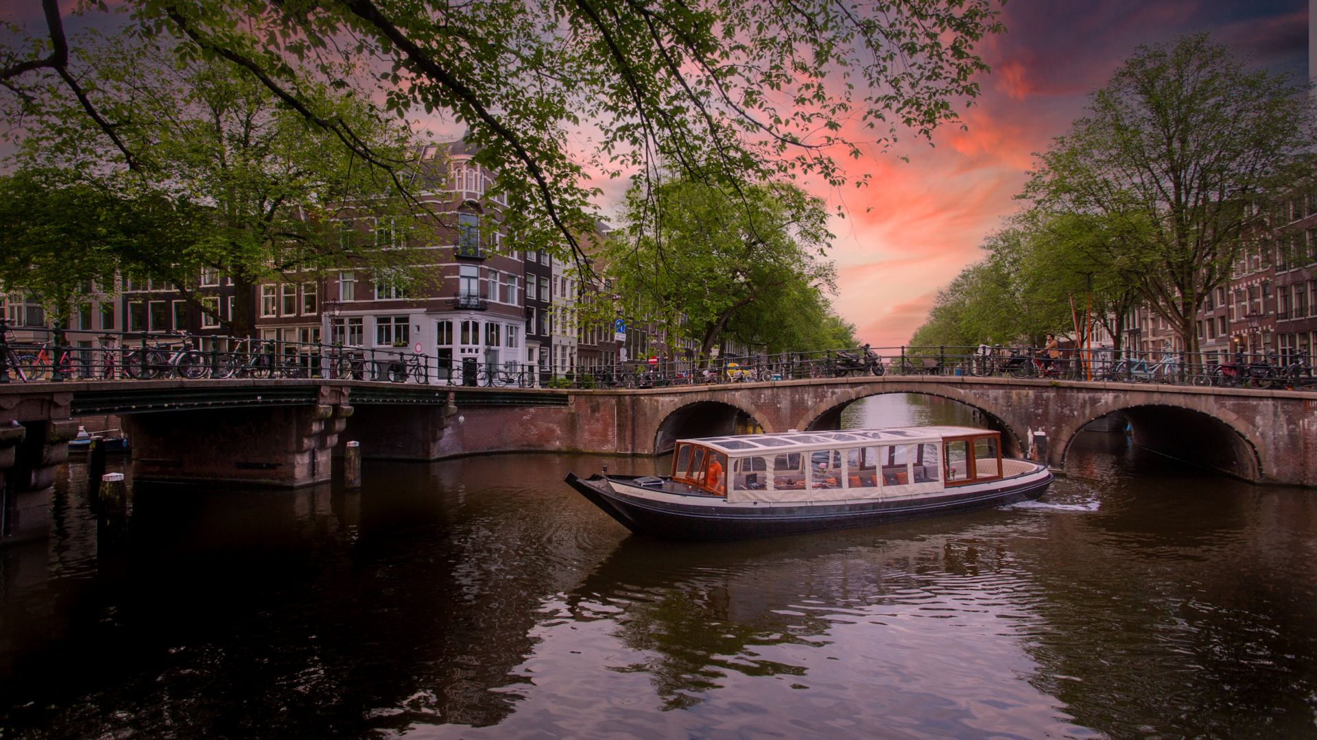 saloon boat amsterdam