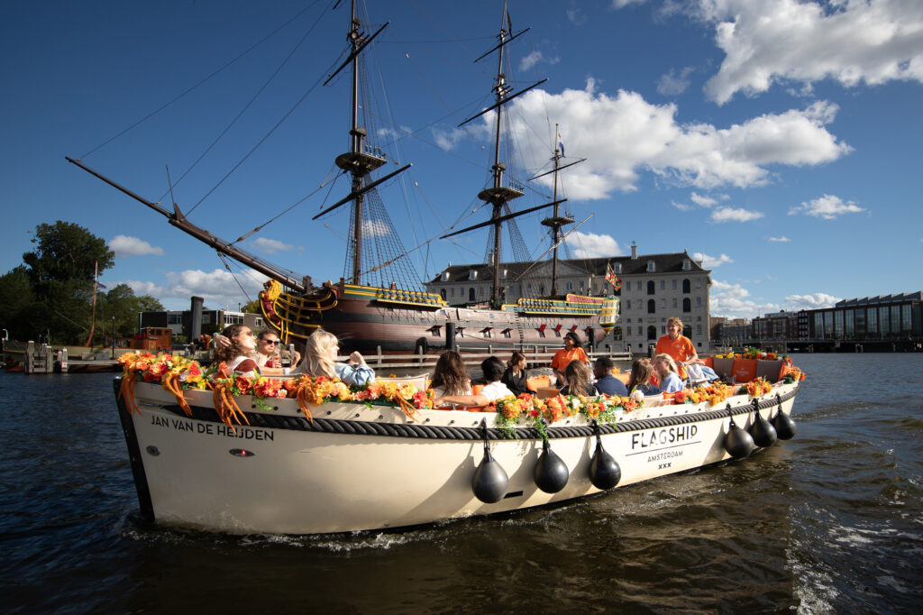 Bateau Fleuri de Luxe avec Guide et Bar à Bord