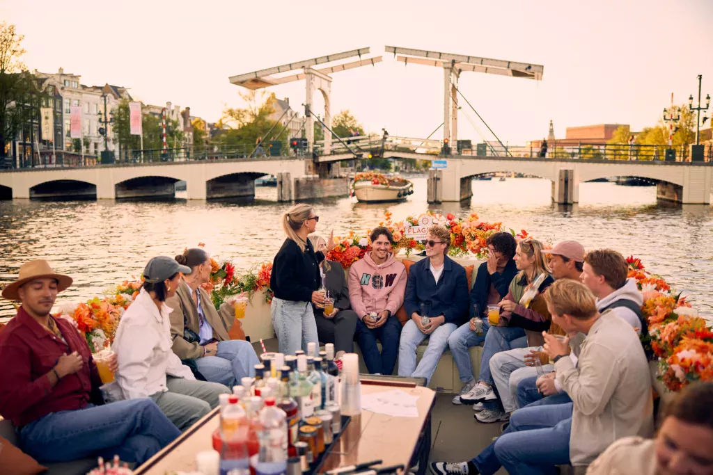 Bateau Fleuri de Luxe avec Guide et Bar à Bord