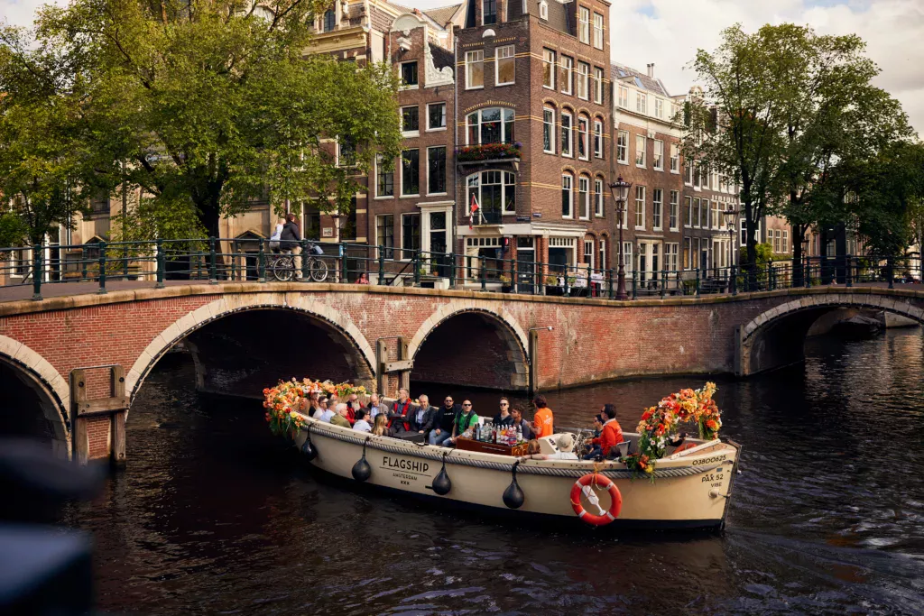 Luxury Flower Boat with Live Guide and Onboard Bar