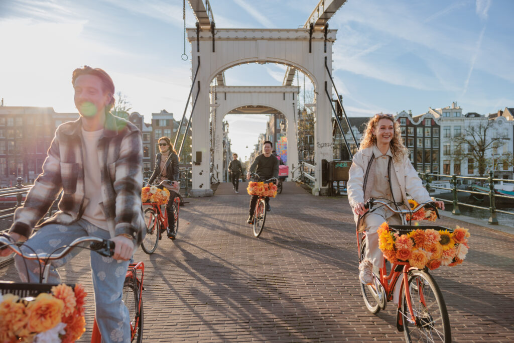 Luxury Canal Cruise and Amsterdam City Bike Tour