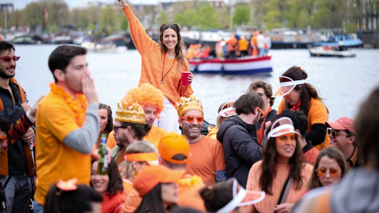 Koningsdag in Amsterdam 2025, waarom is dit zo'n groot feest? - Flagship Amsterdam