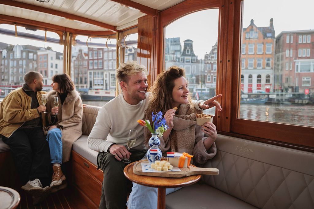 Young couple enjoy the Flagship Amsterdam Bubbles and Bites tour