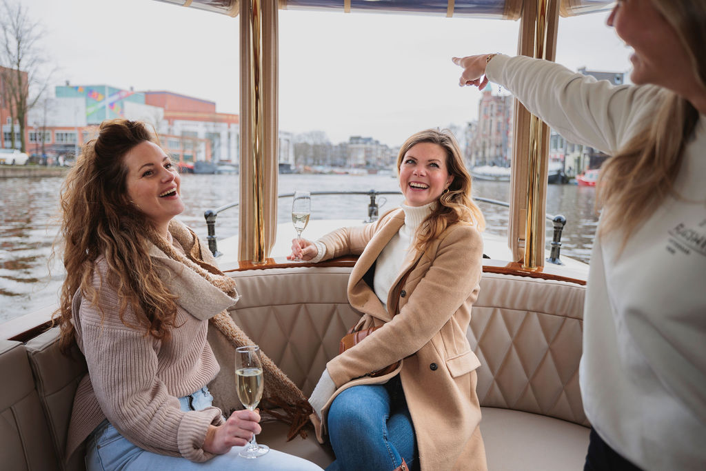 Get to know more about Amsterdam with our enthousiastic host and skipper