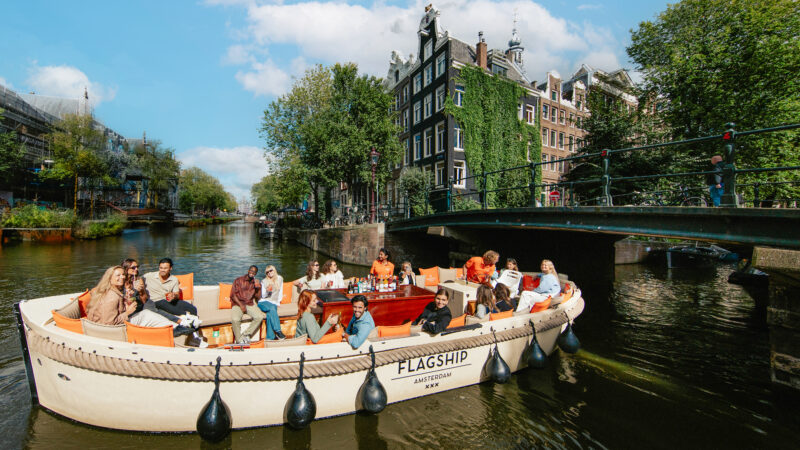 Luxury Canal Cruise with Unlimited Drinks and Delicious Snacks